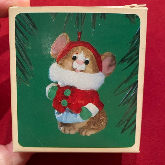 LIKE NEW rare Hallmark “Santa Mouse” ornament - Picture 2 of 7